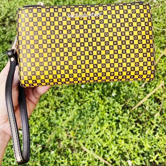 Michael Kors Handbags - Gaby’sBags💕NWT Michael Kors Large Wristlet